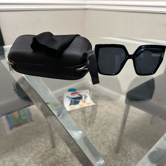 LARGE FRAME DARK SHADES SUNGLASSES - Picture 2 of 5